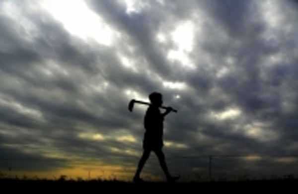 किसान विरोधी नीतियों को वापस लेने के लिए वामपंथी सांसदों का प्रदर्शन